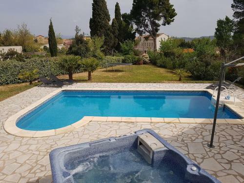 Spacious Holiday Home In Escales With Private Swimming Pool
