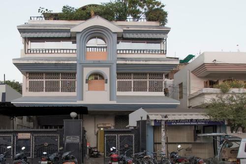 Hotel Oyo 23043 Grand Ar Residency
