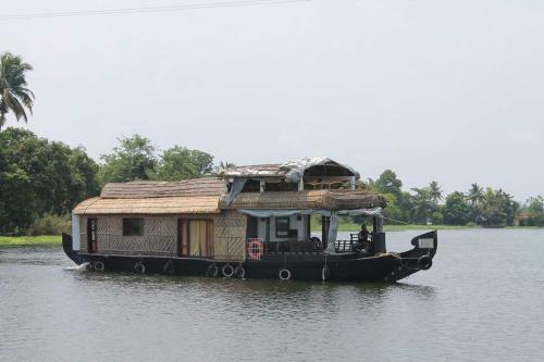 Kuttanaad Houseboats