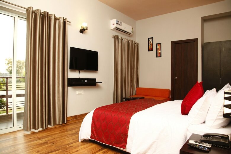 Hotel Anandam Clarks Inn Suites Vrindavan