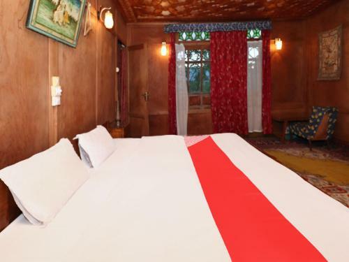 Oyo 45251 Billoo Palace Houseboat