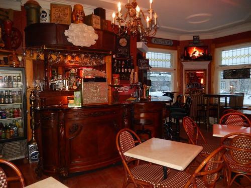 Bed & Breakfast G�te Et Caf� de La Tour