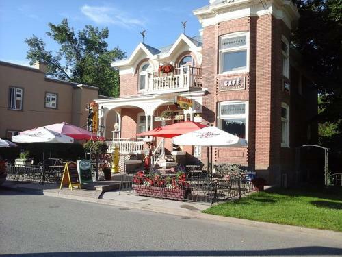 Bed & Breakfast G�te Et Caf� de La Tour