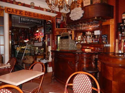 Bed & Breakfast G�te Et Caf� de La Tour