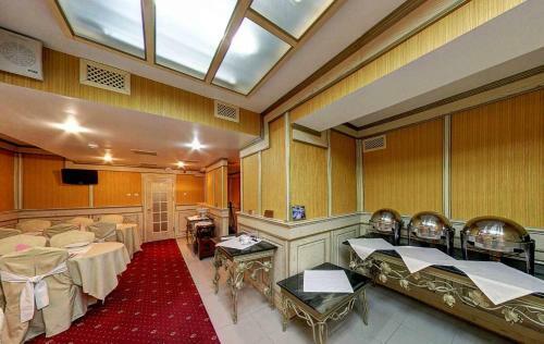 Dolphin Hotel