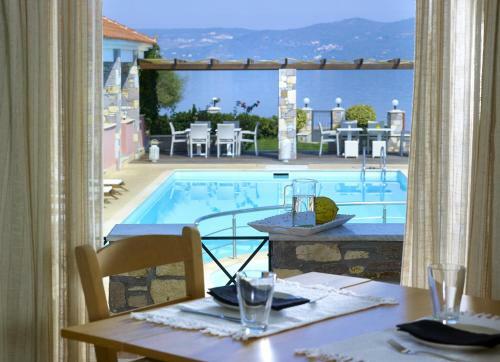 Aeolis Apartments & Studios