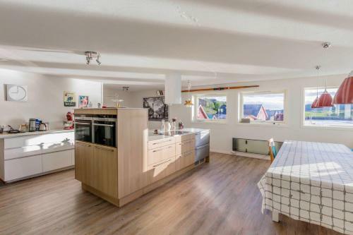 Spacious And Modern Apartment. �rland