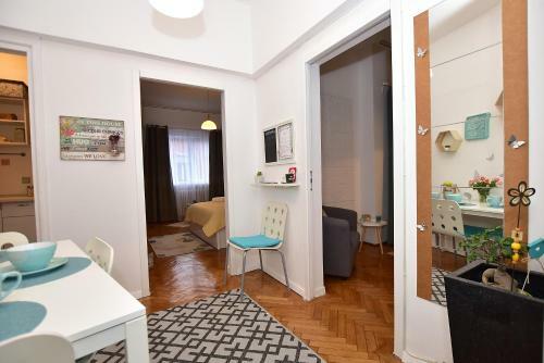 Sweet Story Central Apartment