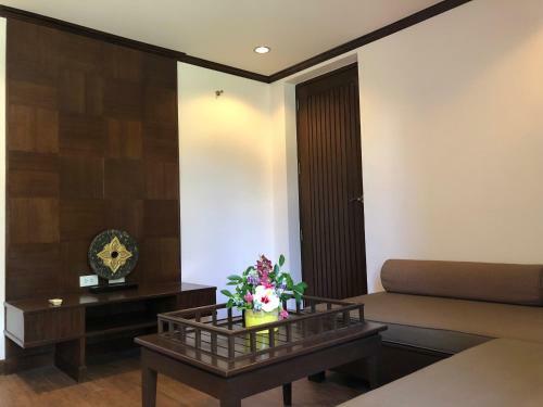 Hotel Kanok Buri Resort And Spa