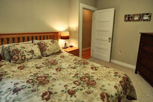 Rockin Rhody Retreat Five-bedroom Chalet