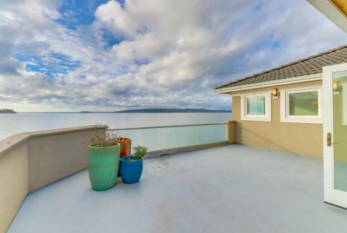 Camano Island Waterfront Modern Splendor