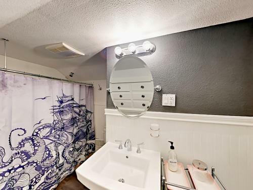 1302 N 49th St Apartment Upper Unit Apts