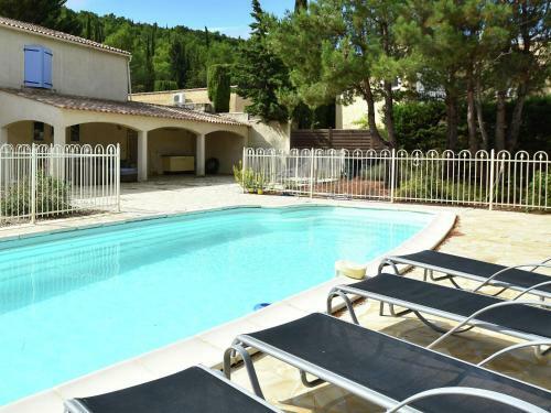 Spacious Villa In Montbrun-des-corbieres With Private Pool