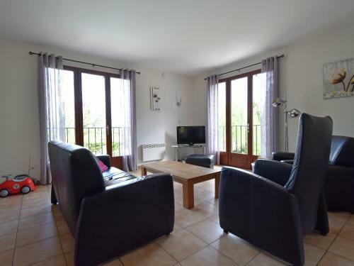 Spacious Villa In Montbrun-des-corbieres With Private Pool