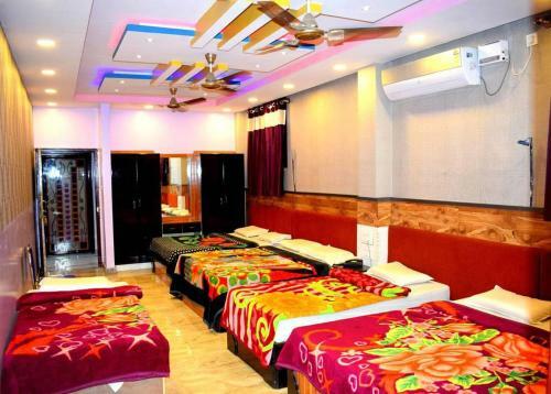 Hotel Double Bedded Room With A Single Cart Bed