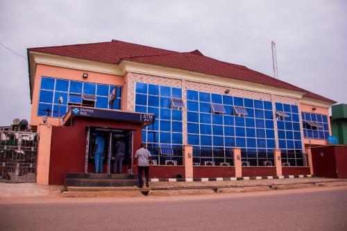 Glasshouse Hotel And Suites