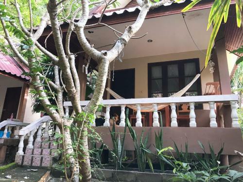 Jungle Hut Bungalows & Hotel