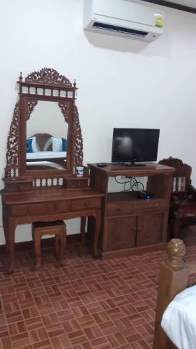 Jungle Hut Bungalows & Hotel