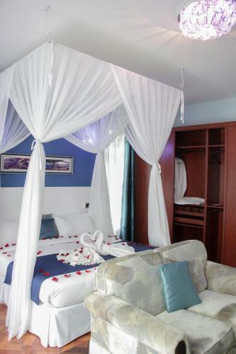 Hotel Karen Inn & Suites