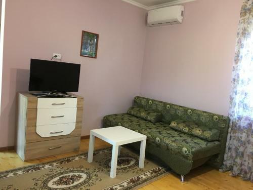 Hostal Guest House On Shakirbay 11