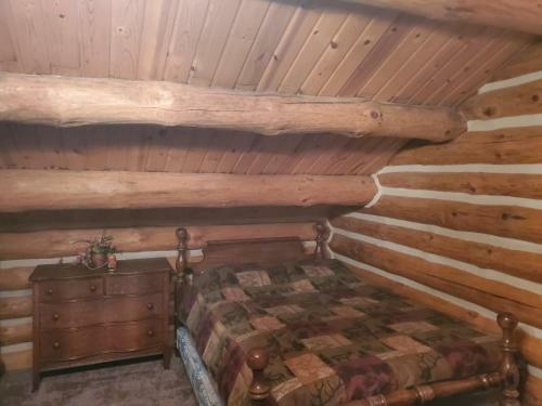 Lodge Waterfront Hidden Pines Log Cabin