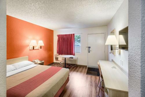 Hotel Motel 6 Everett South