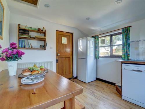 Comfortable Cottage In Kingsheanton With Private Garden