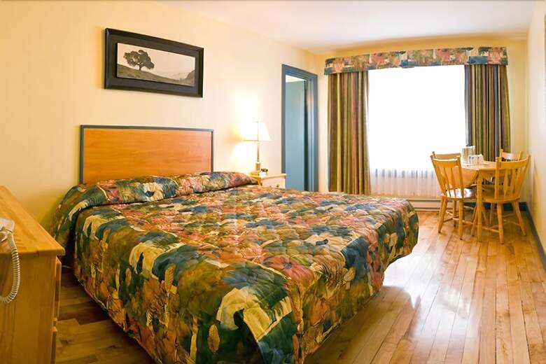 Motel Parkland Village Inn