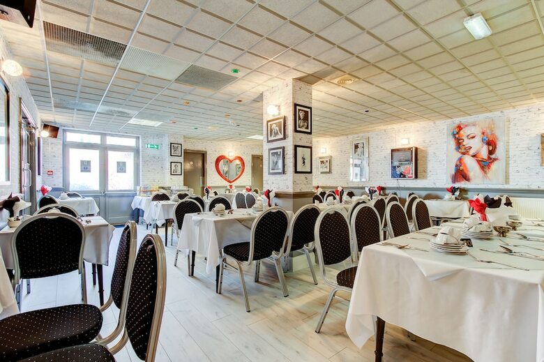 The New Sandringham Court Hotel