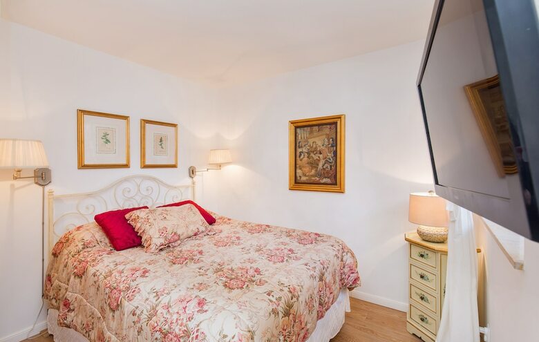 Old Town Apartments By Irundo
