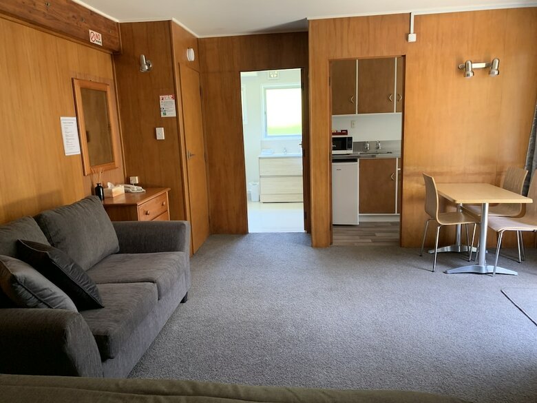 Colonial Motel