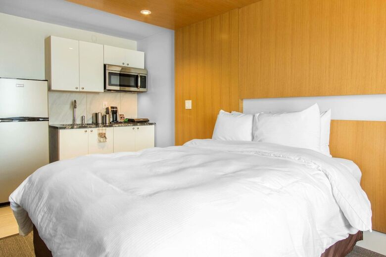 West Wing Hotel, Ascend Hotel Collection