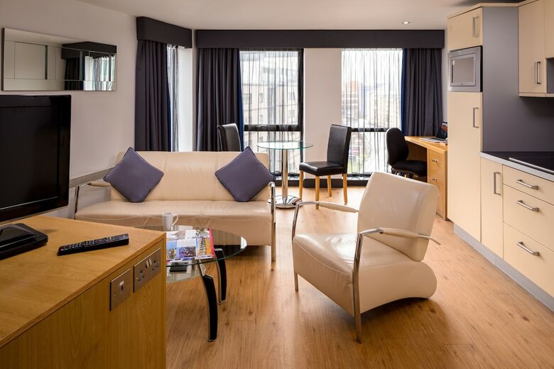 Apartamentos Roomzzz Leeds City West
