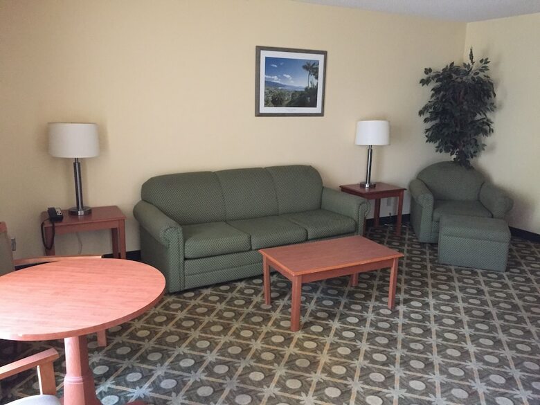 Hotel Ramada By Wyndham Santa Barbara