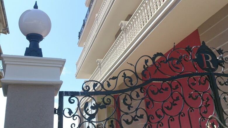 Roel Residence Apartments