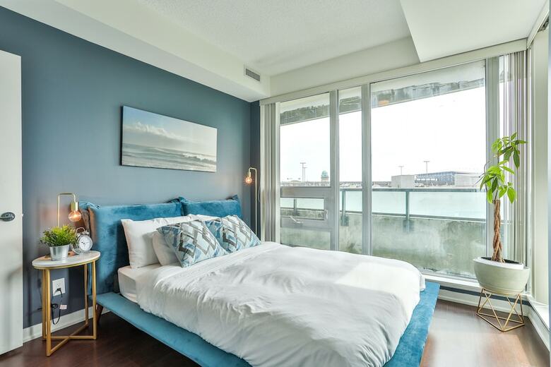 Liberty Village Condo W/parking