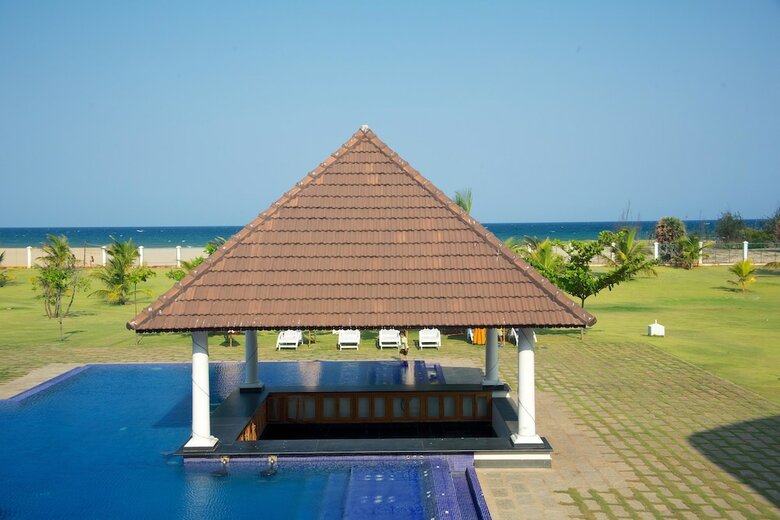 Hotel Le Pondy Beach & Lake Resort