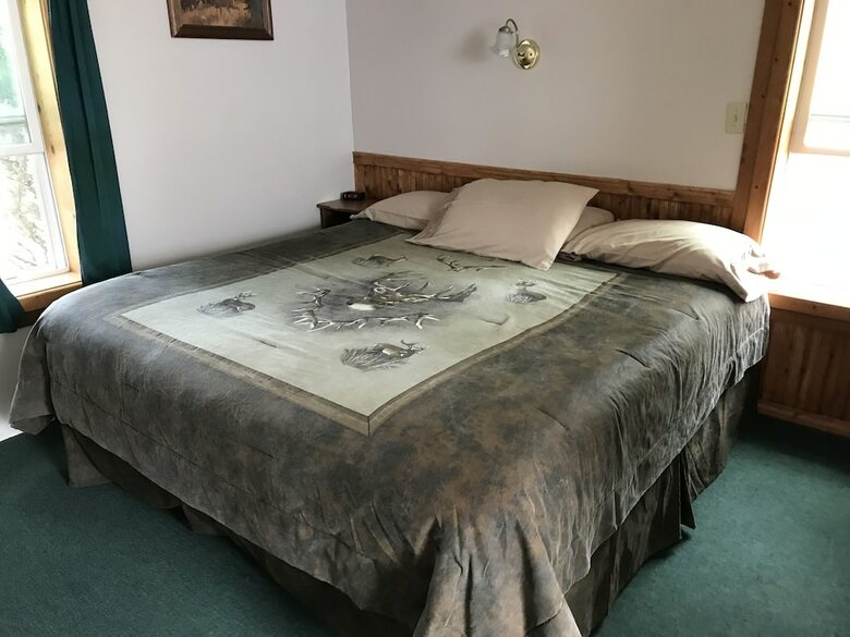 Tenderfoot Cabins & Motel