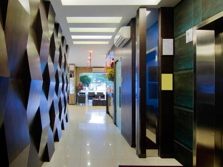 8 Days Boutique Hotel @ Mount Austin Jb