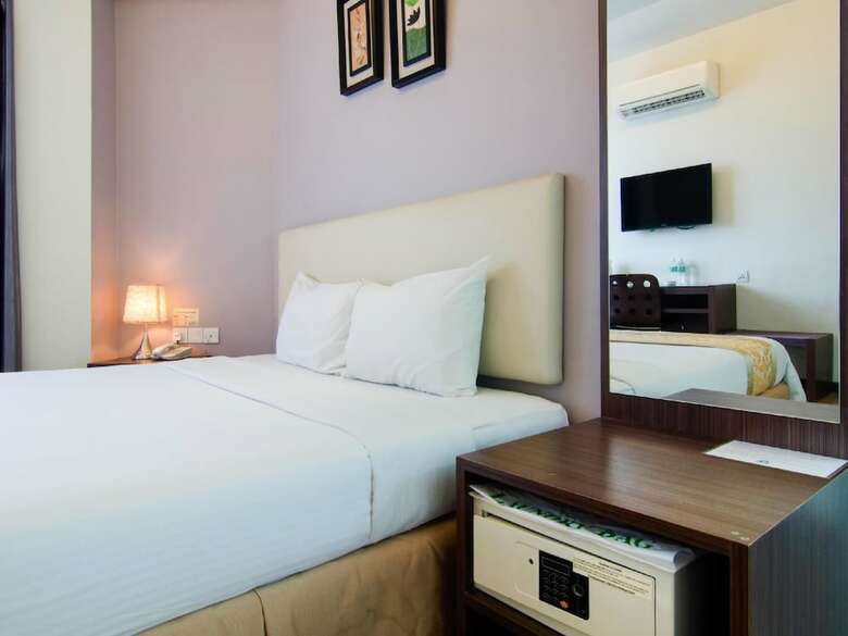 8 Days Boutique Hotel @ Mount Austin Jb
