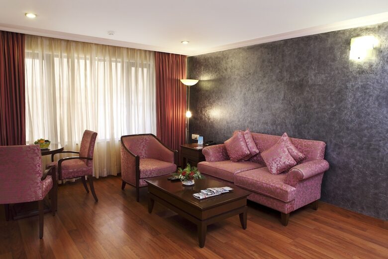Hotel Le Lac Sarovar Portico