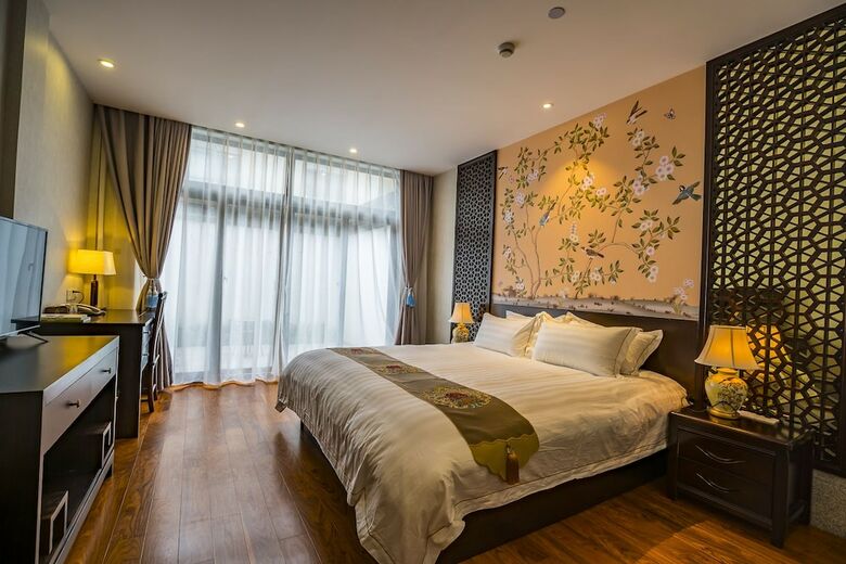 Hostal Graceland Garden Court Hotel