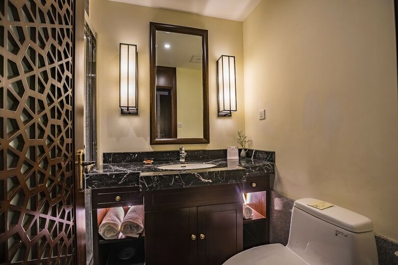 Hostal Graceland Garden Court Hotel