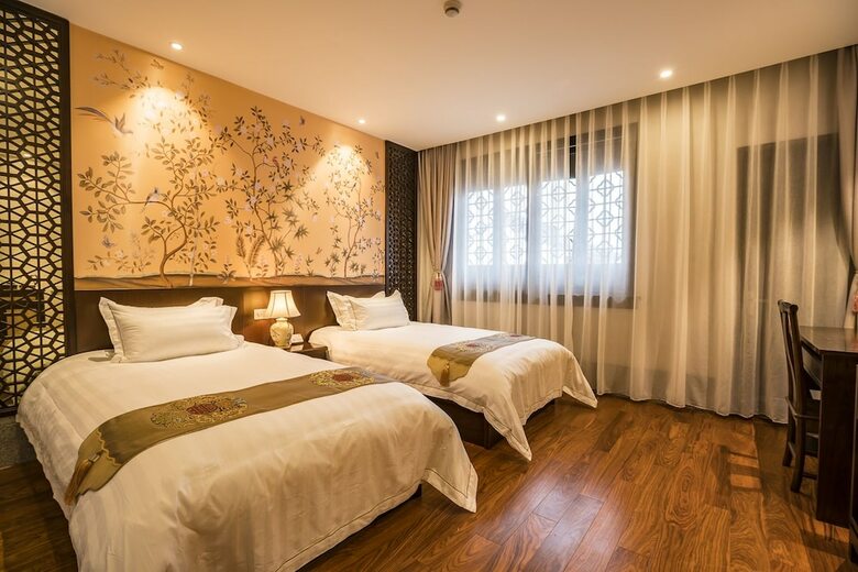 Hostal Graceland Garden Court Hotel