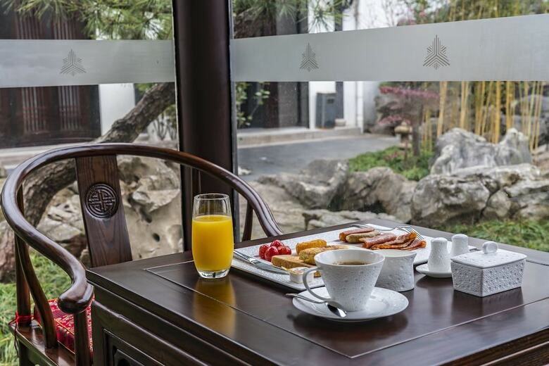 Hostal Graceland Garden Court Hotel