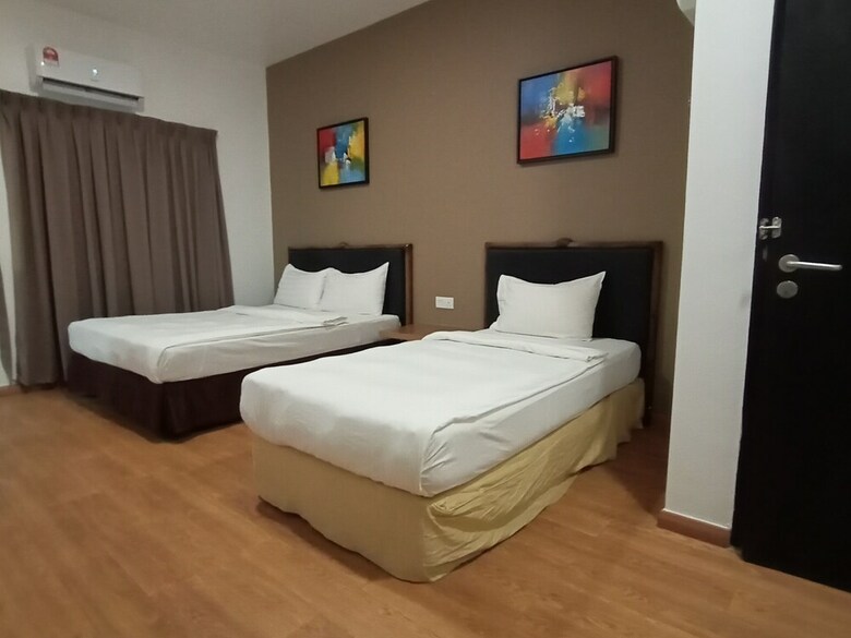Oyo 89915 East Mount Hotel