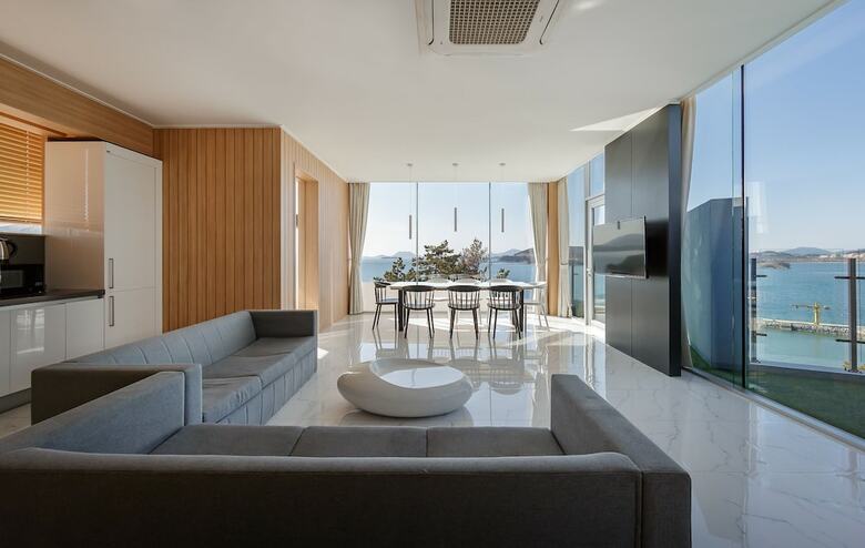 La Terrace Club Hotel & Villa