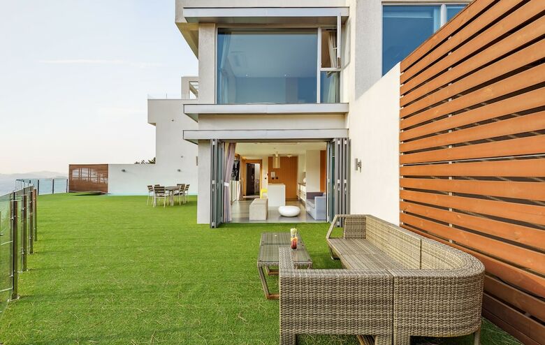 La Terrace Club Hotel & Villa