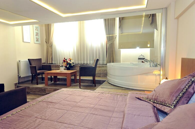 Hotel Aiza Suites