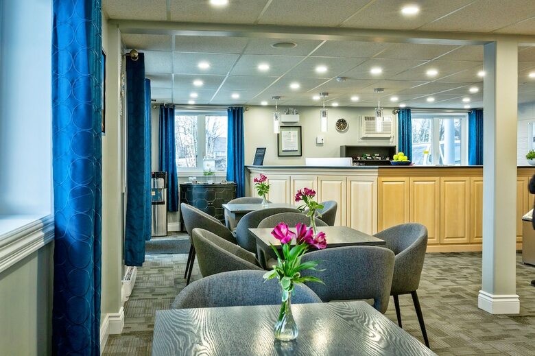 Hotel Royal Inn & Suites